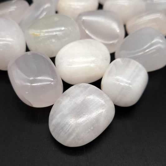 Mangano Calcite Tumbled Stone (UV Reactive)